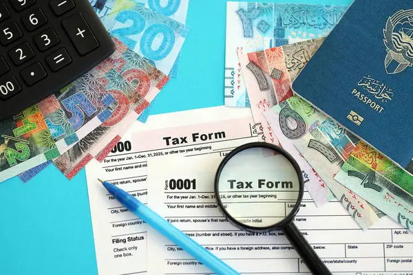 Kuveyt dinarı para faturaları ve mavi üzerine yakın vergi formlu hesap makinesi. Vergi ve muhasebe kavramı