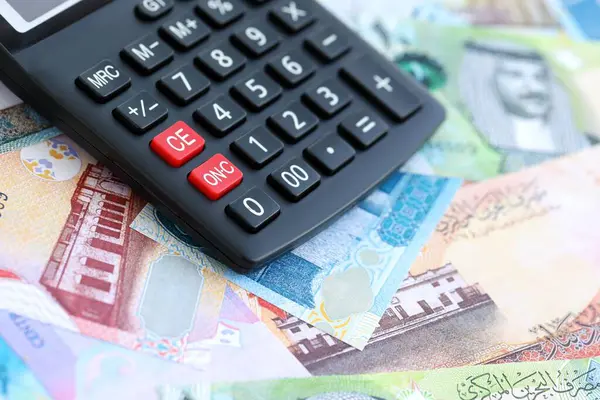 Bahreyn dinar para birimi faturaları ve hesap makinesi kapanıyor. Vergilendirme ve para sayımı kavramı