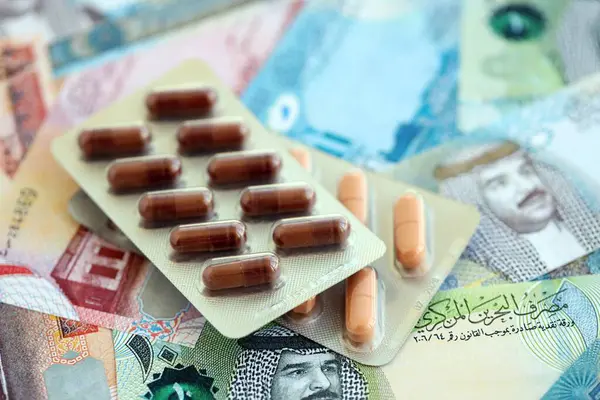 Bahreyn dinar para birimi faturaları ve ilaç hapları yakında. İlaç ve eczane kavramı