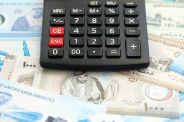 Birleşik Arap Emirlikleri kara para birimi faturaları ve hesap makinesi kapanıyor. Vergilendirme ve para sayımı kavramı