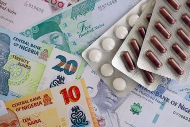 Nijerya naira para birimi faturaları ve ilaç hapları yakında. İlaç ve eczane kavramı