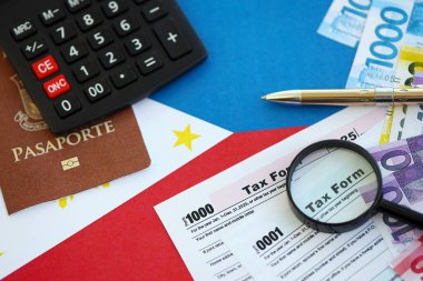 Filipinler pezosu para faturaları ve vergi formlu hesap makinesi. Vergi ve muhasebe kavramı