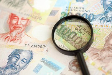 Vietnam dong para birimi faturaları ve büyüteç yakın çekim. Finansal izleme ve vergilendirme kavramı
