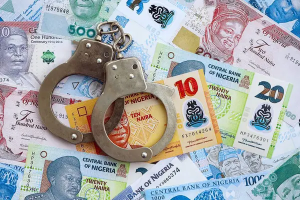 Nijerya naira para birimi faturaları ve kelepçeler. Suç kavramı