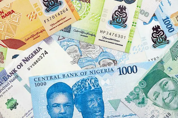 Nijerya naira para birimi. Mevcut banknotlar masanın üzerinde büyük miktarda yatıyor.