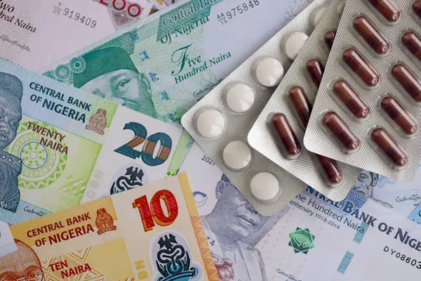 Nijerya naira para birimi faturaları ve ilaç hapları yakında. İlaç ve eczane kavramı