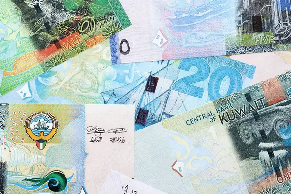 Kuveyt para birimi faturaları. Mevcut banknotlar masanın üzerinde büyük miktarda yatıyor.