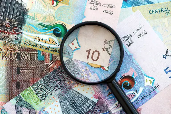 Kuveyt dinarı para birimi faturaları ve büyüteç yakın çekim. Finansal izleme ve vergilendirme kavramı