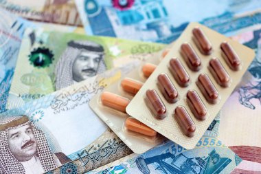 Bahreyn dinar para birimi faturaları ve ilaç hapları yakında. İlaç ve eczane kavramı