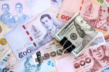 Tayland baht para birimi faturaları ve biz dolar banknotları yakın. Ekonomi ve döviz kuru kavramı