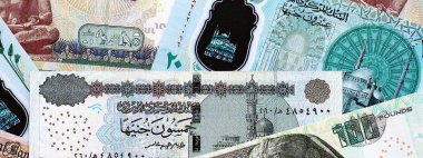 Mısır para birimi banknotları. Mevcut banknotlar masanın üzerinde büyük miktarda yatıyor.