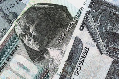 Mısır para birimi banknotları. Mevcut banknotlar masanın üzerinde büyük miktarda yatıyor.