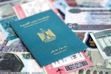 Biletli ve pasaportlu Mısır para birimi faturaları. Seyahat ve tatil kavramı