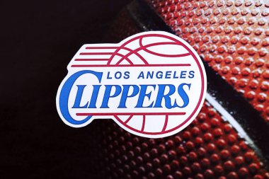 KYIV, UKRAINE - 23 Şubat 2025 Los Angeles Clippers basketbol takımı rozeti basketbol arka plan pankartımızda yatıyor