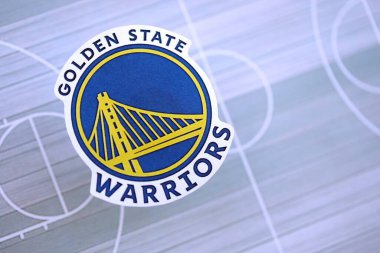 KYIV, UKRAINE - 23 Şubat 2025 Golden State Warriors basketbol takımı rozeti basketbol stadyumunun arka plan pankartında yatıyor