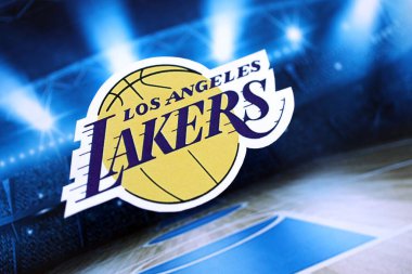 KYIV, UKRAINE - 23 Şubat 2025 Los Angeles Lakers basketbol takımı rozeti basketbol stadyumunun arka planında asılı.