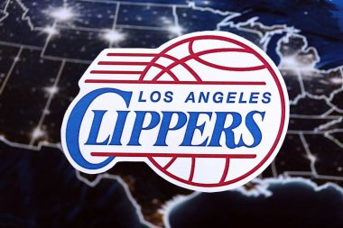 KYIV, UKRAINE - 23 Şubat 2025 Los Angeles Clippers basketbol takımı rozeti ABD haritası arka plan pankartımızda yer almaktadır