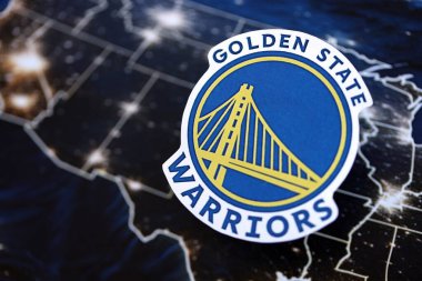 KYIV, UKRAINE - 23 Şubat 2025 Golden State Warriors basketbol takımı rozeti Amerika Birleşik Devletleri harita arka plan pankartında yer almaktadır