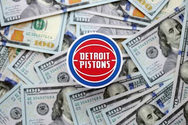 KYIV, UKRAINE - 23 Şubat 2025 Detroit Pistons basketbol takımı rozeti büyük miktarda Amerikan dolarına yakın.