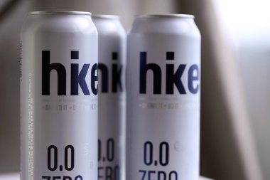 KYIV, UKRAINE - 19 Nisan 2025 Alüminyum kutularda sıfır alkolsüz bira. Bira markası logosunu kapatıyoruz.