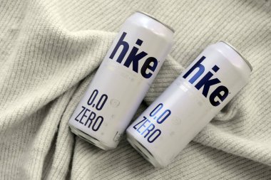 KYIV, UKRAINE - 19 Nisan 2025 Alüminyum kutularda sıfır alkolsüz bira. Bira markası logosunu kapatıyoruz.