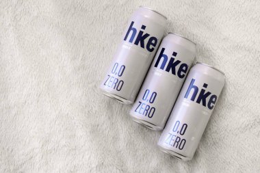 KYIV, UKRAINE - 19 Nisan 2025 Alüminyum kutularda sıfır alkolsüz bira. Bira markası logosunu kapatıyoruz.