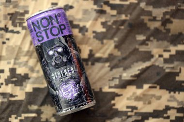 KYIV, UKRAINE - 19 Nisan 2025 Sapık 'ın sınırlı sayıda üretilmiş enerji içeceği ve mor üzerine gaz maskesi takılmış karakter kapatılabilir