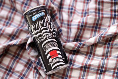 KYIV, UKRAINE - 19 Nisan 2025 Coca Cola OREO Sıfır Şekerli içecek 250 ml kutusunda. Kurabiye aromalı meşrubat işbirliği. Sınırlı üretim ürünü
