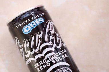 KYIV, UKRAINE - 19 Nisan 2025 Coca Cola OREO Sıfır Şekerli içecek 250 ml kutusunda. Kurabiye aromalı meşrubat işbirliği. Sınırlı üretim ürünü