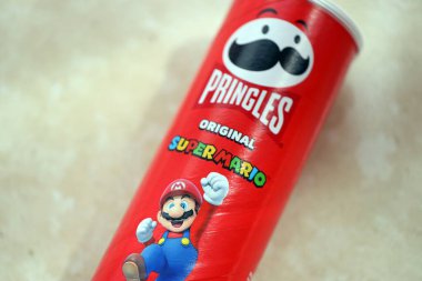 KYIV, UKRAINE - 19 Nisan 2025 Sınırlı Versiyon Pringles Süper Mario 'nun etrafındaki temalı tüpü kapatın, oyuncu grafikler ve markalaşma içeriyor