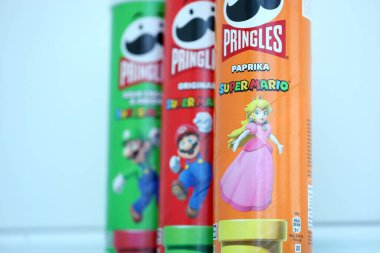 KYIV, UKRAINE - 19 Nisan 2025 Sınırlı Versiyon Pringles Süper Mario 'nun etrafındaki temalı tüpleri kapatın, oyuncu grafikler ve markalaşma içeriyor