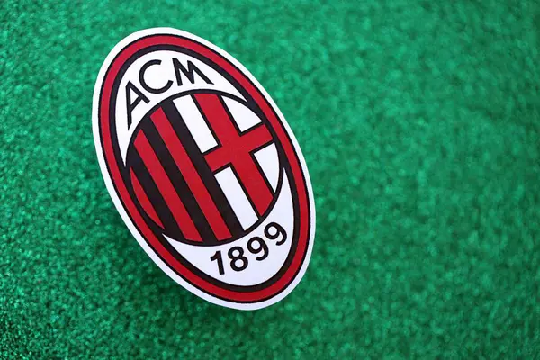 KYIV, UKRAINE - 23 Şubat 2025 AC Milan futbol kulübü rozeti zümrüt yeşili simli arka plan afişinde yer alıyor