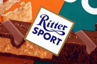 KYIV, UKRAINE - 21 Eylül 2025 Ritter Spor İkili çikolata varyasyonları çikolata severler için yeni lezzet kombinasyonları sergiliyor