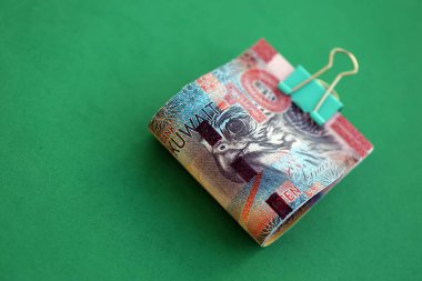 Kuveyt dinarı banknotları büyük miktarda yeşile yakın. Finans ve bankacılık kavramı