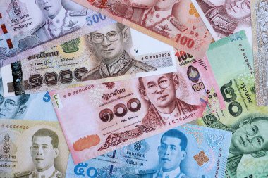 Tayland baht para birimi. Mevcut banknotlar masanın üzerinde büyük miktarda yatıyor.