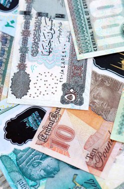 Mısır para birimi banknotları. Mevcut banknotlar masanın üzerinde büyük miktarda yatıyor.