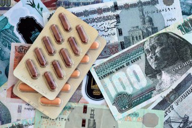 Mısır para birimi faturaları ve ilaç hapları yakında. İlaç ve eczane kavramı