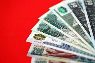 Mısır 'a ait para banknotları kırmızı olana çok yakın. Finans ve bankacılık kavramı