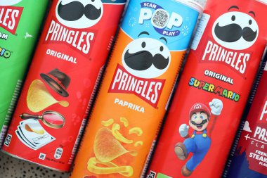 KYIV, UKRAINE - 21 Eylül 2025 Pek çok pringles cips tüpü çeşitli aromalı