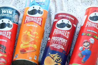 KYIV, UKRAINE - 21 Eylül 2025 Pek çok pringles cips tüpü çeşitli aromalı