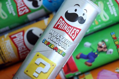 KYIV, UKRAINE - 21 Eylül 2025 Pek çok pringles cips tüpü çeşitli aromalı