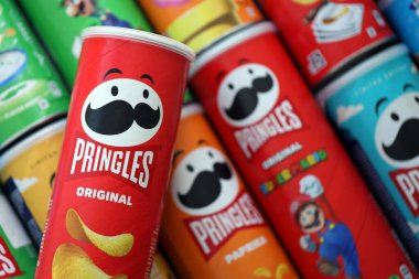 KYIV, UKRAINE - 21 Eylül 2025 Pek çok pringles cips tüpü çeşitli aromalı