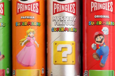 KYIV, UKRAINE - 21 Eylül 2025 Pek çok pringles cips tüpü çeşitli aromalı