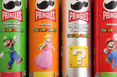 KYIV, UKRAINE - 21 Eylül 2025 Pek çok pringles cips tüpü çeşitli aromalı