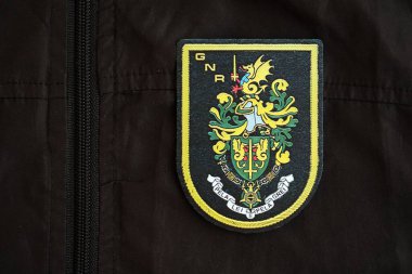 KYIV, UKRAINE - 6 Eylül 2025 Portekiz Ulusal Cumhuriyet Muhafızları siyah üniformalı cekete yama yapıştırdı