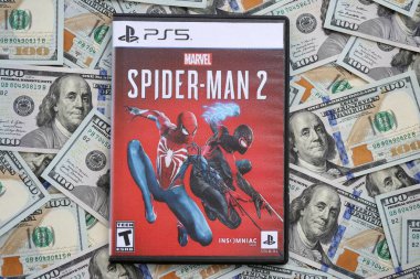KYIV, UKRAINE - 8 Eylül 2025 Mucizeler Örümcek Adam 2 video oyunu büyük miktarlarda 100 dolarlık banknotlar üzerine kuruludur.