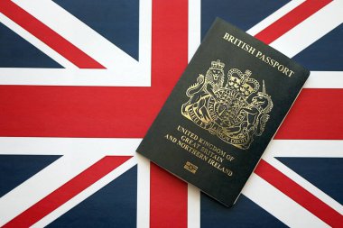 KYIV, UKRAINE - 17 Eylül 2025 İngiliz pasaportu Union Jack bayrağında
