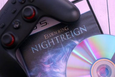 KYIV, UKRAINE - EPTEMBER 8, 2025 Elden Ring Nightreign video oyunu disk ve siyah oyun alanı ile ahşap masada uzanır
