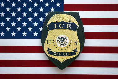 KYIV, UKRAINE - 17 Eylül 2025 Amerika Birleşik Devletleri bayrağında ABD Göçmen Bürosu rozeti