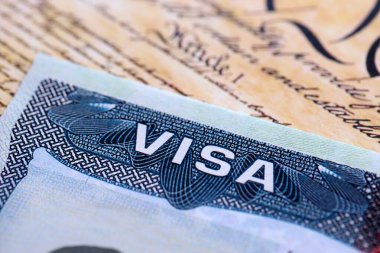 ABD Anayasası 'nın arka planında pasaport sayfasında ABD vizesi damgası var. Seyahat ve göç kavramı